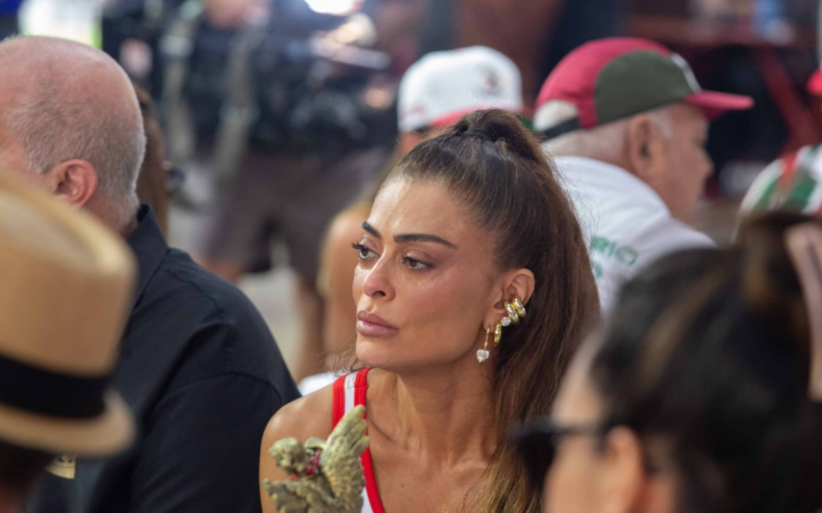 Juliana Paes se emociona durante a apuração das notas da Viradouro