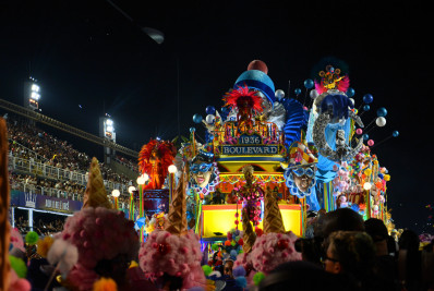 Vila Isabel levanta Sapucaí com desfile impecável e irá brigar por titulo do Carnaval