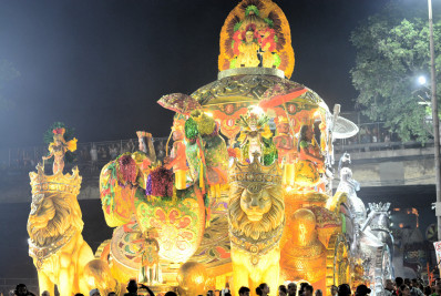 Grande Rio faz desfile opulento com enredo que liga Recife a Duque de Caxias