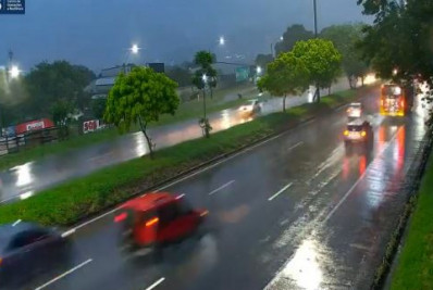 Forte chuva provoca bolsões d'água e transtornos no Rio