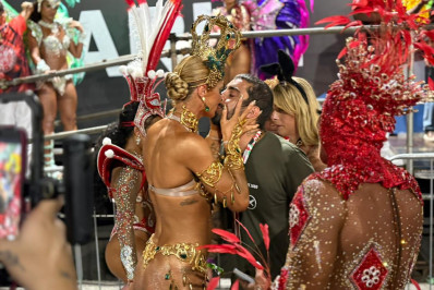 Musa do Salgueiro, Cintia Dicker e Pedro Scooby protagonizam momento fofo na Sapucaí