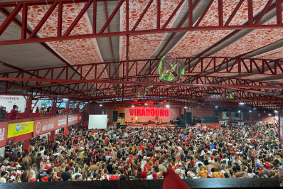 Em êxtase, torcedores da Viradouro vibram na quadra da escola com título: ‘Era nosso!’