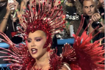 Costeiro no chão, tapa-sexo pendurado: assustada e cercada, Virgínia fala à coluna