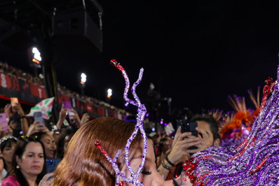 Brunna Gonçalves ganha beijo de Ludmilla durante desfile da Grande Rio