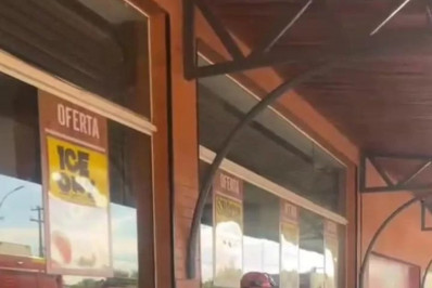 Motorista foge após colisão entre moto e carro em Araruama