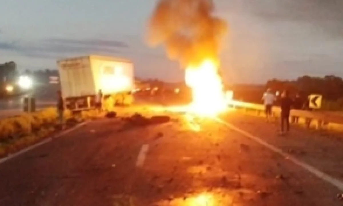 Acidente entre duas carretas e carro interdita BR-381 em MG