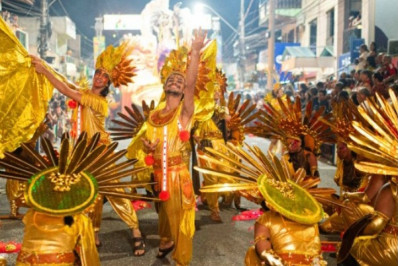 Chinês e Congos, em mais um espetáculo, agitam a Avenida do Samba