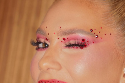 Virginia exibe cristais no dente com número de Vini Jr para desfile da Grande Rio