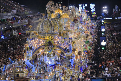 Vila Isabel levanta Sapucaí com desfile impecável e promete brigar pelo título 