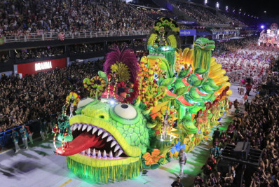 Salgueiro emociona Sapucaí com desfile grandioso em homenagem à Rosa Magalhães