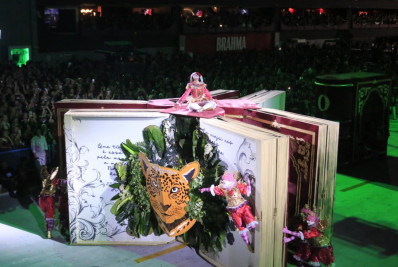 Salgueiro empolga com bela homenagem à Rosa Magalhães