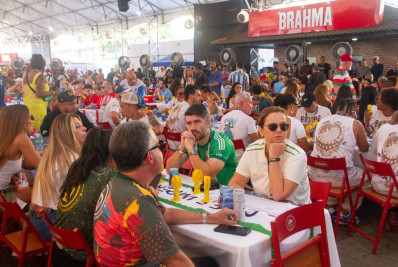 Torcidas assistem à apuração das notas do Grupo Especial na Cidade do Samba