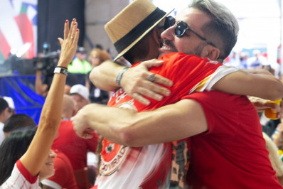 Carnavalesco da Viradouro se emociona com título: 'Vai ficar para sempre na memória'