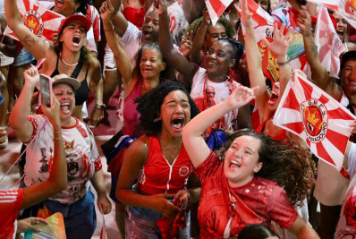 Rodrigo Neves vibra com título da Viradouro