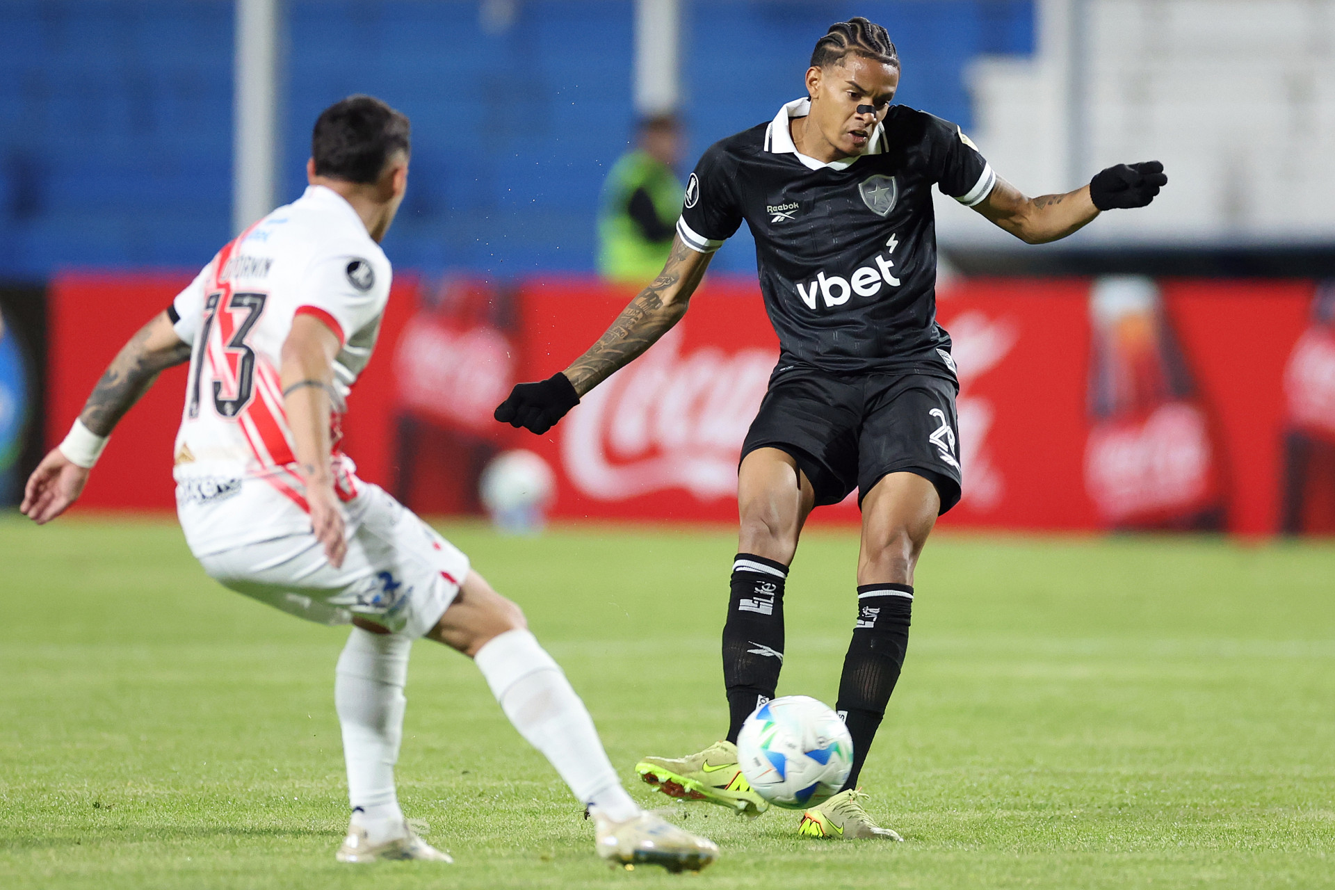 Newton em a&ccedil;&atilde;o na partida entre Nacional Potos&iacute;-BOL e Botafogo, pela Libertadores - V&iacute;tor Silva/Botafogo