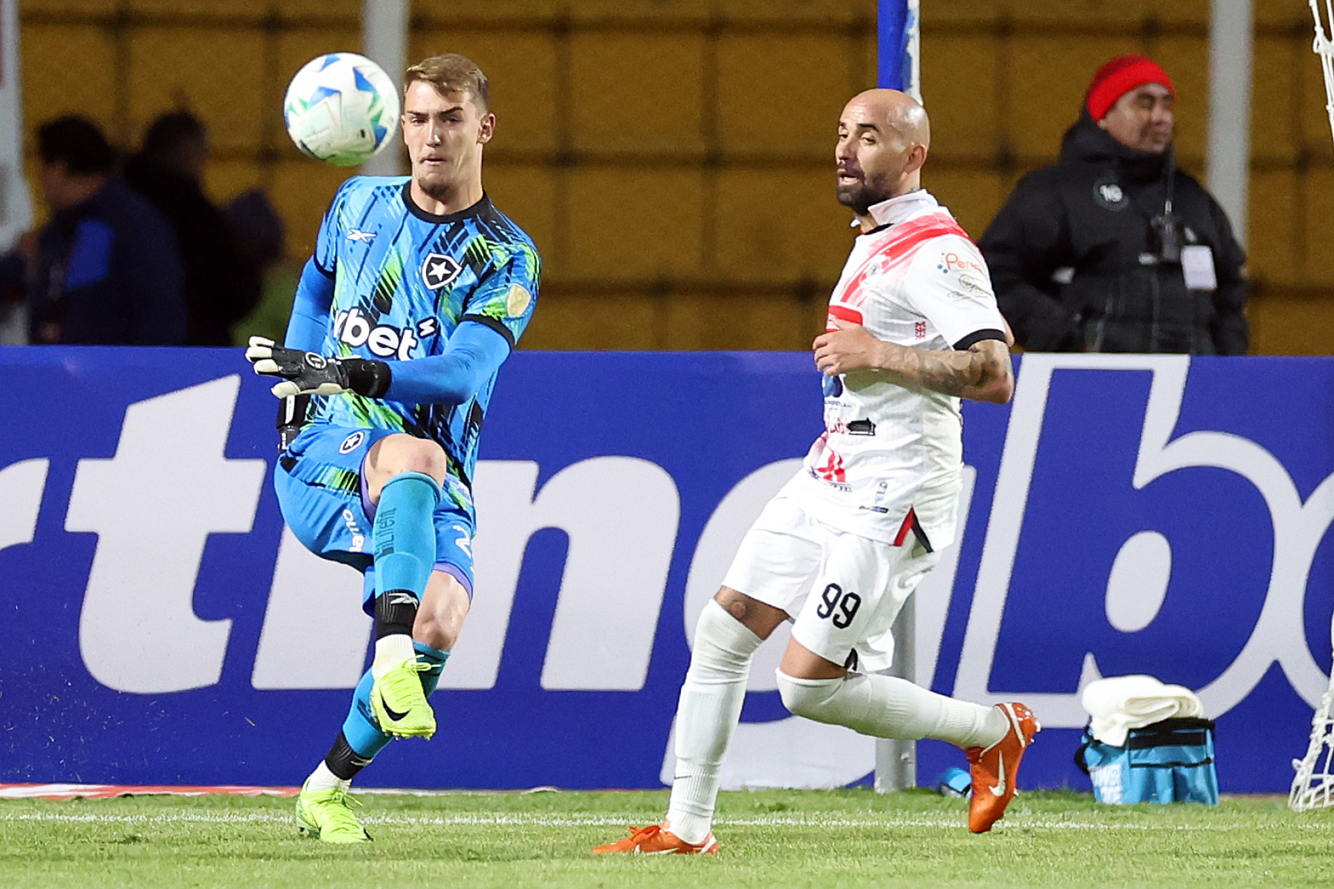 Leo Linck em a&ccedil;&atilde;o na partida entre Nacional Potos&iacute;-BOL e Botafogo, pela Libertadores - V&iacute;tor Silva/Botafogo