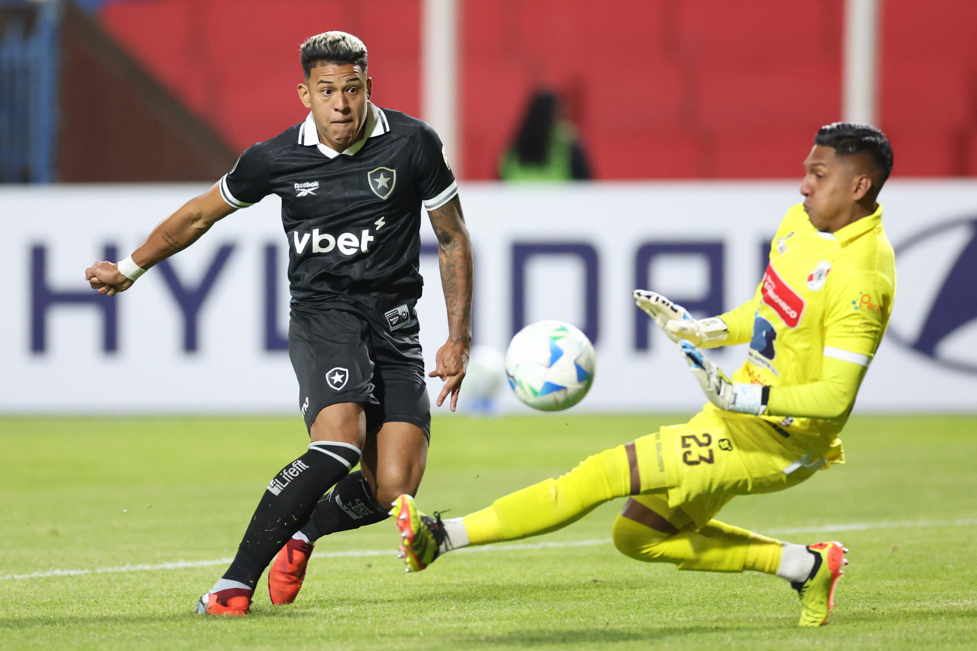 Matheus Martins em a&ccedil;&atilde;o na partida entre Nacional Potos&iacute;-BOL e Botafogo, pela Libertadores - V&iacute;tor Silva/Botafogo