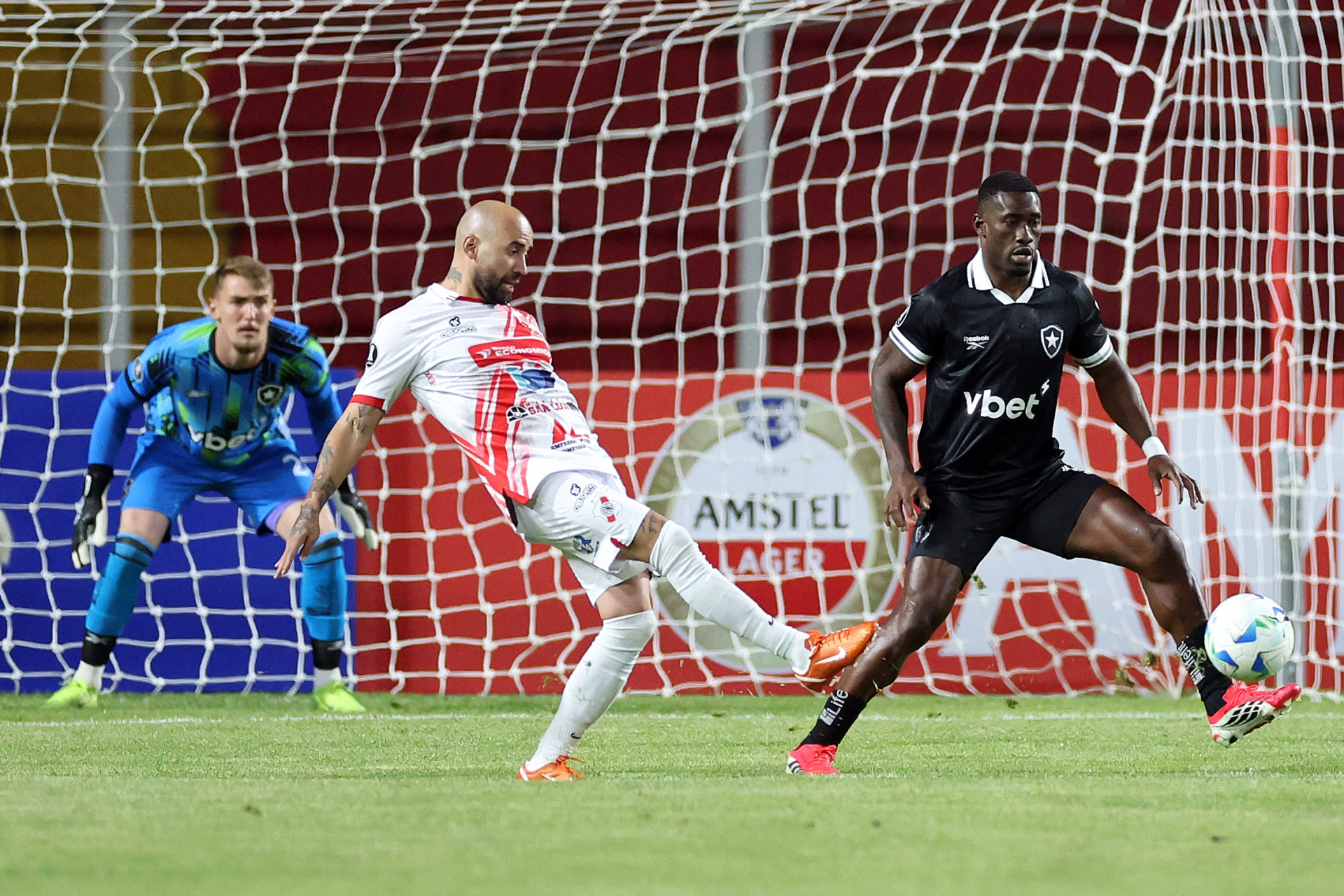 Bastos em a&ccedil;&atilde;o na partida entre Nacional Potos&iacute;-BOL e Botafogo, pela Libertadores - V&iacute;tor Silva/Botafogo