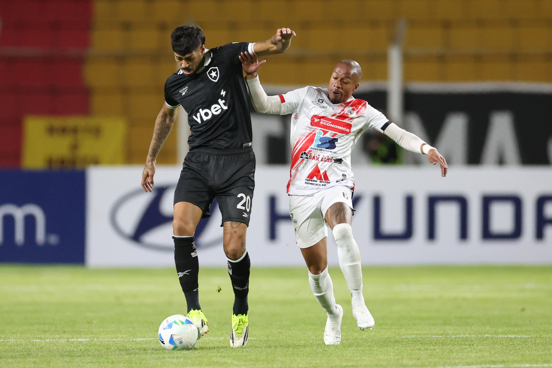 Barboza em ação na partida entre Nacional Potosí-BOL e Botafogo, pela Libertadores - VÃ­tor Silva/Botafogo