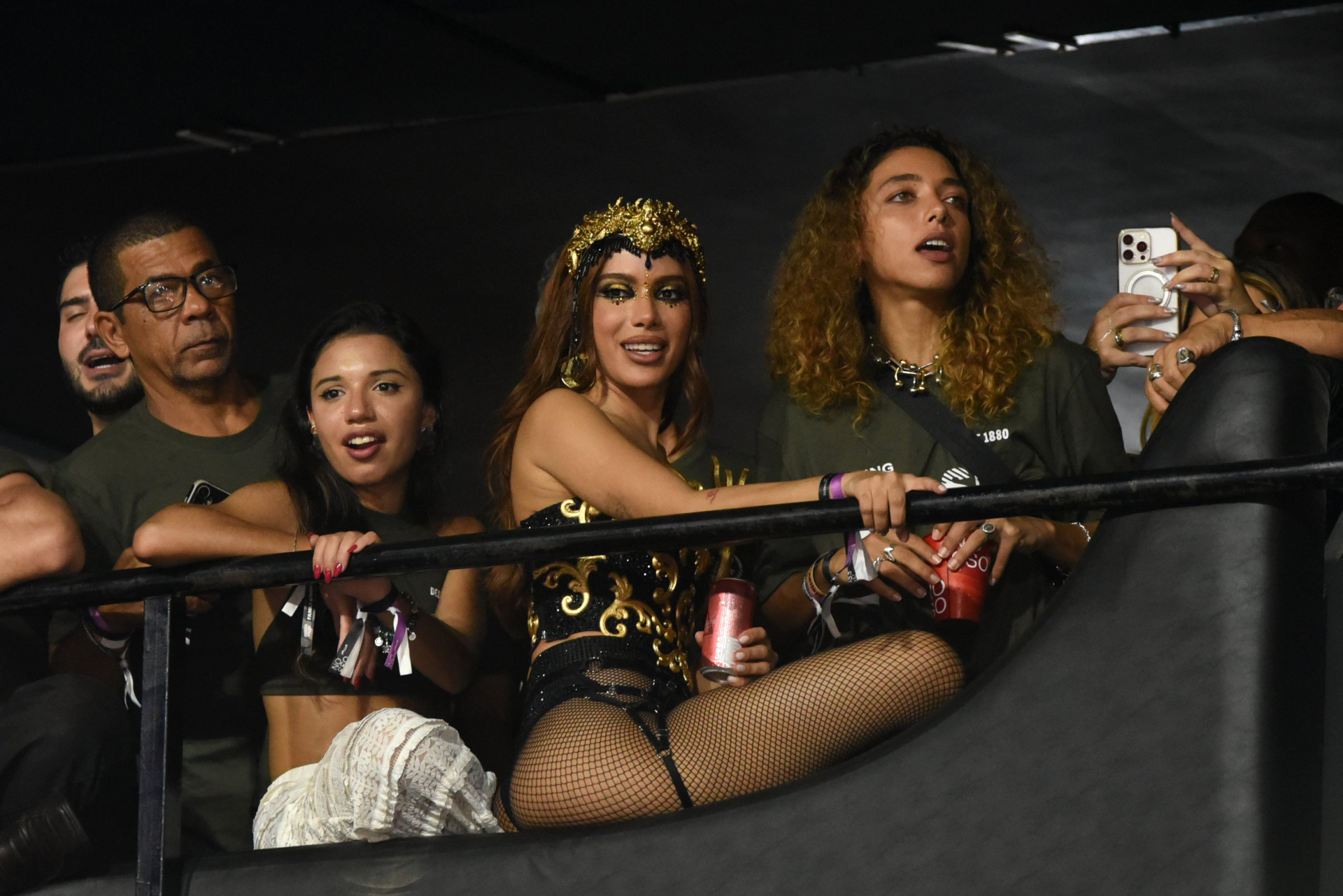 Anitta assiste último dia de desfiles na Sapucaí em camarote - Adriano Ishibashi / Brazil News