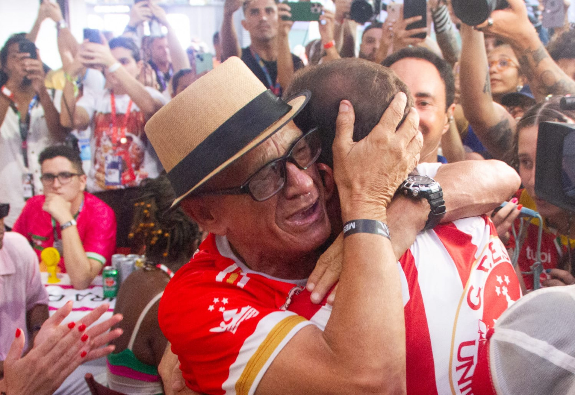 Mestre Ciça é celebrado pela Viradouro após título do Carnaval 2026 - Érica Martin / Agência O Dia