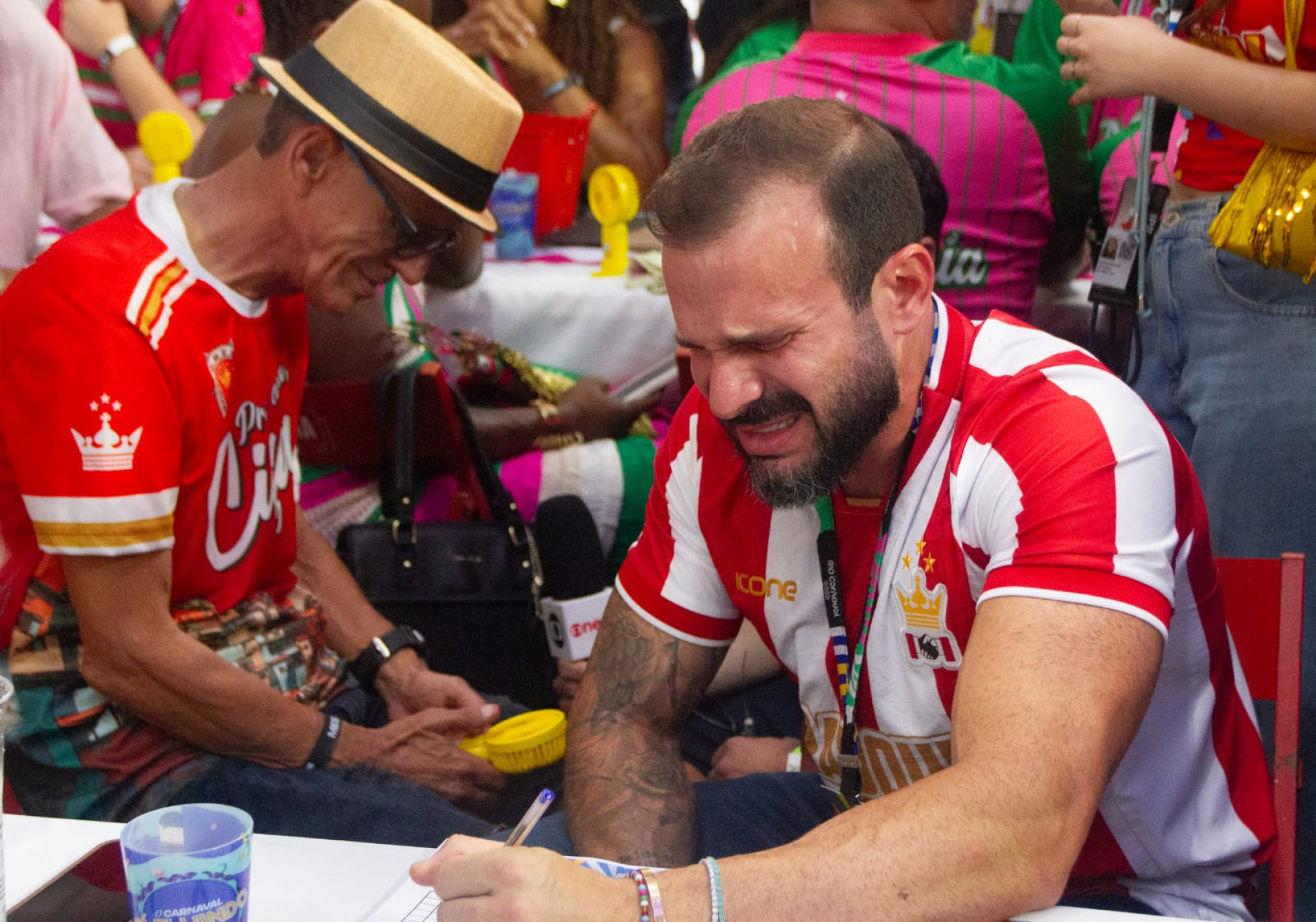 Mestre Ciça é celebrado pela Viradouro após título do Carnaval 2026 - Érica Martin / Agência O Dia