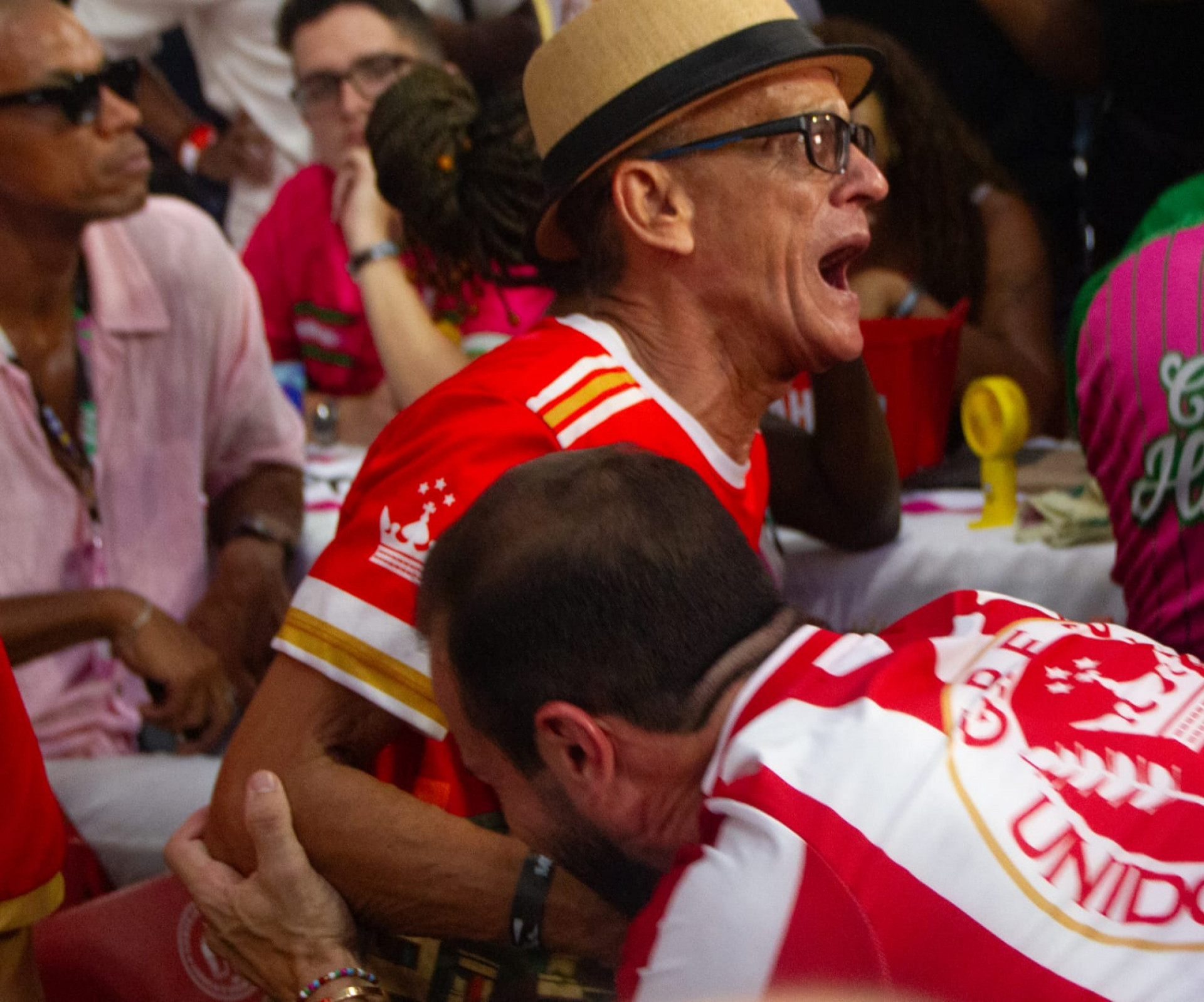 Mestre Ciça é celebrado pela Viradouro após título do Carnaval 2026 - Érica Martin / Agência O Dia