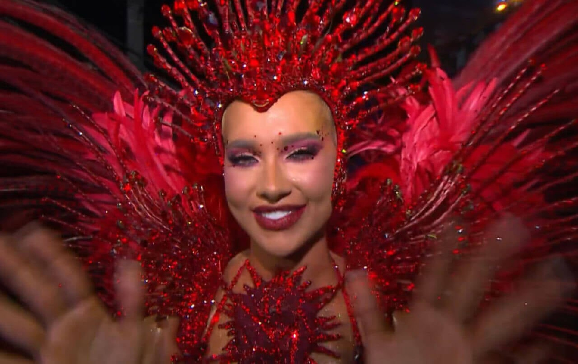 Homenagem ousada no desfile: Virginia usa detalhe curioso no corpo para Vini Jr