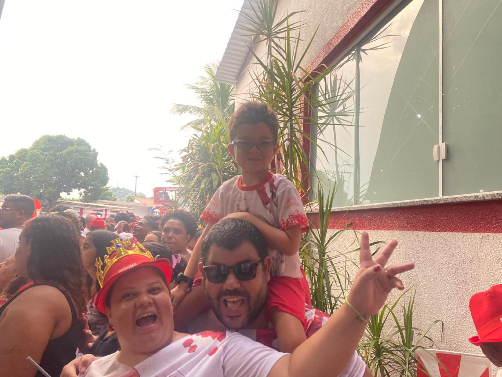 Casal Pedro Andrade e Ana Camila celebram, junto com o filho, o t&iacute;tulo da Viradouro - Thalita Queiroz / Ag&ecirc;ncia O Dia