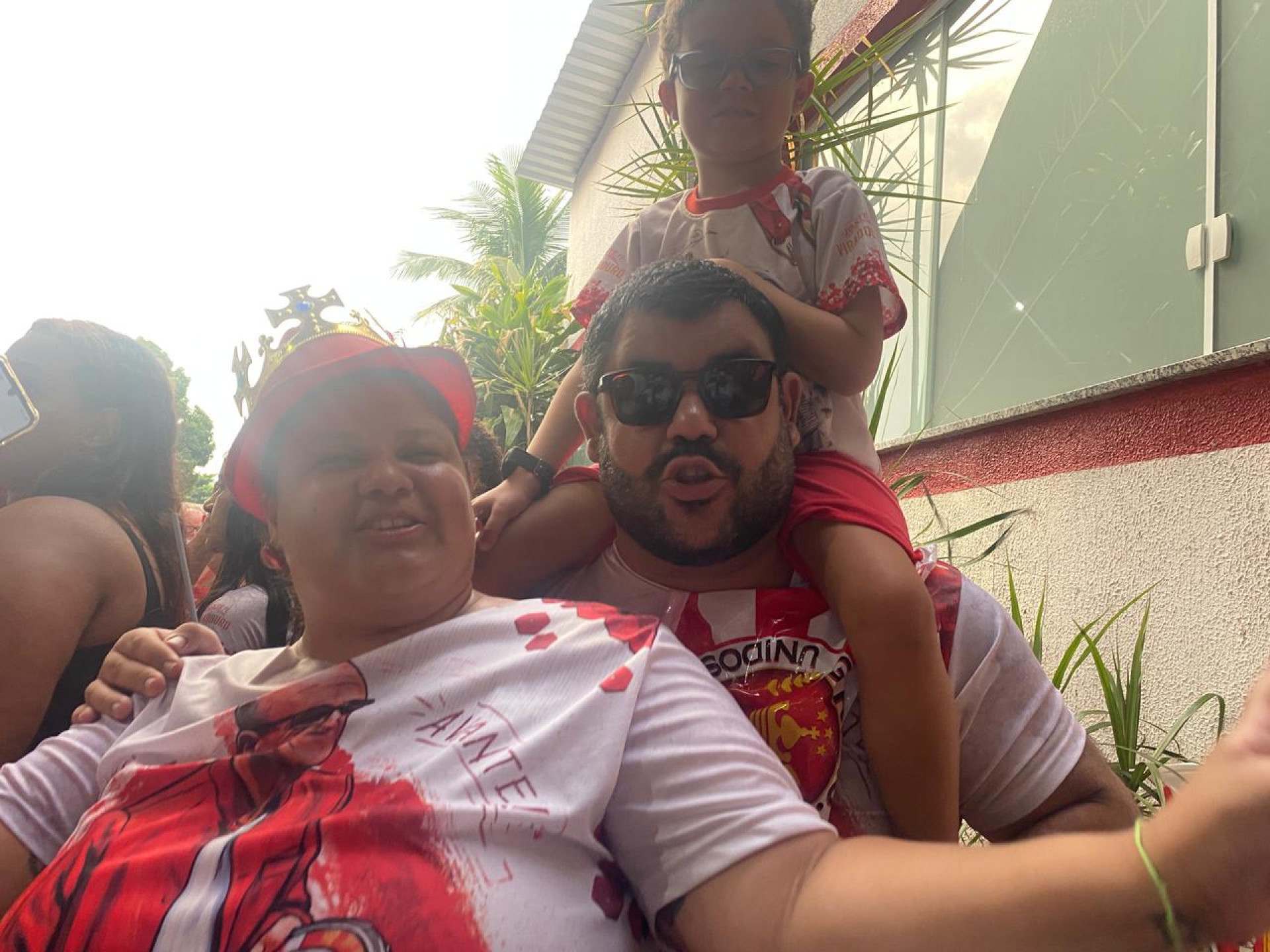 Casal Pedro Andrade e Ana Camila celebram, junto com o filho, o t&iacute;tulo da Viradouro - Thalita Queiroz / Ag&ecirc;ncia O Dia