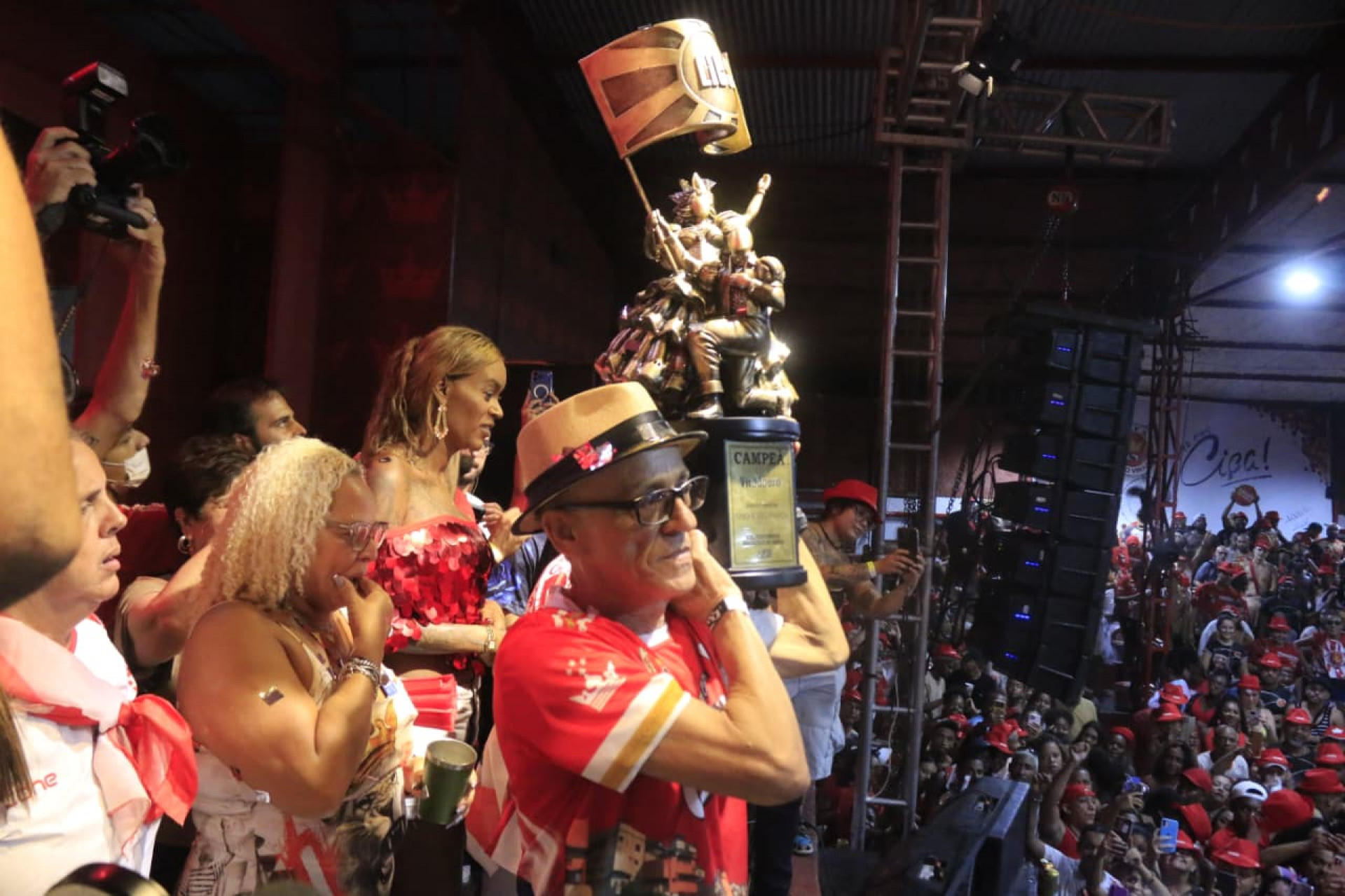 Viradouro celebra título na quadra em Niterói com multidão de torcedores - Carlos Elias / Agência O Dia