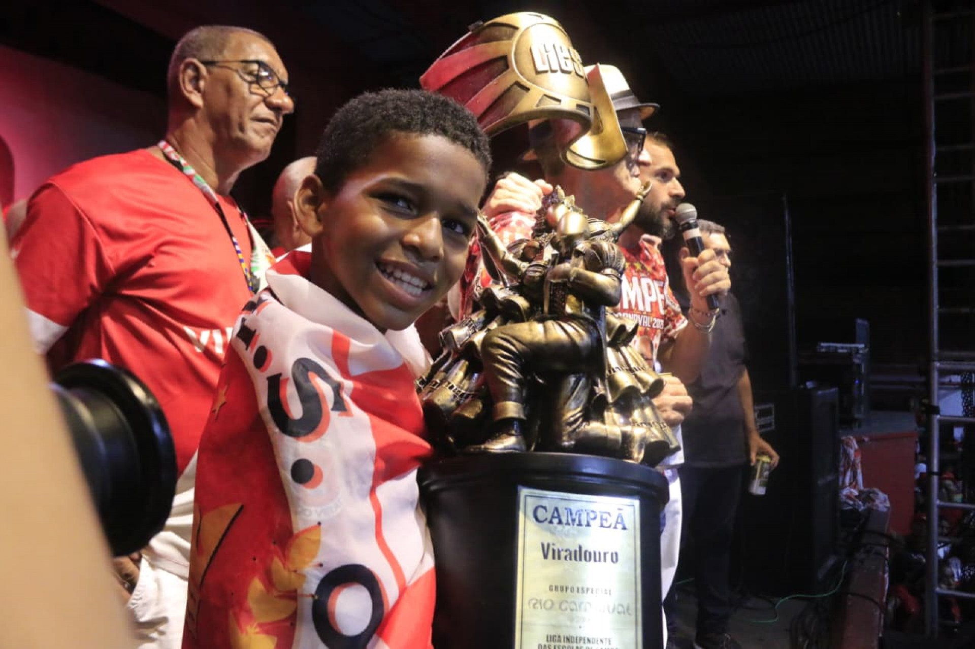 Viradouro celebra título na quadra em Niterói com multidão de torcedores - Carlos Elias / Agência O Dia