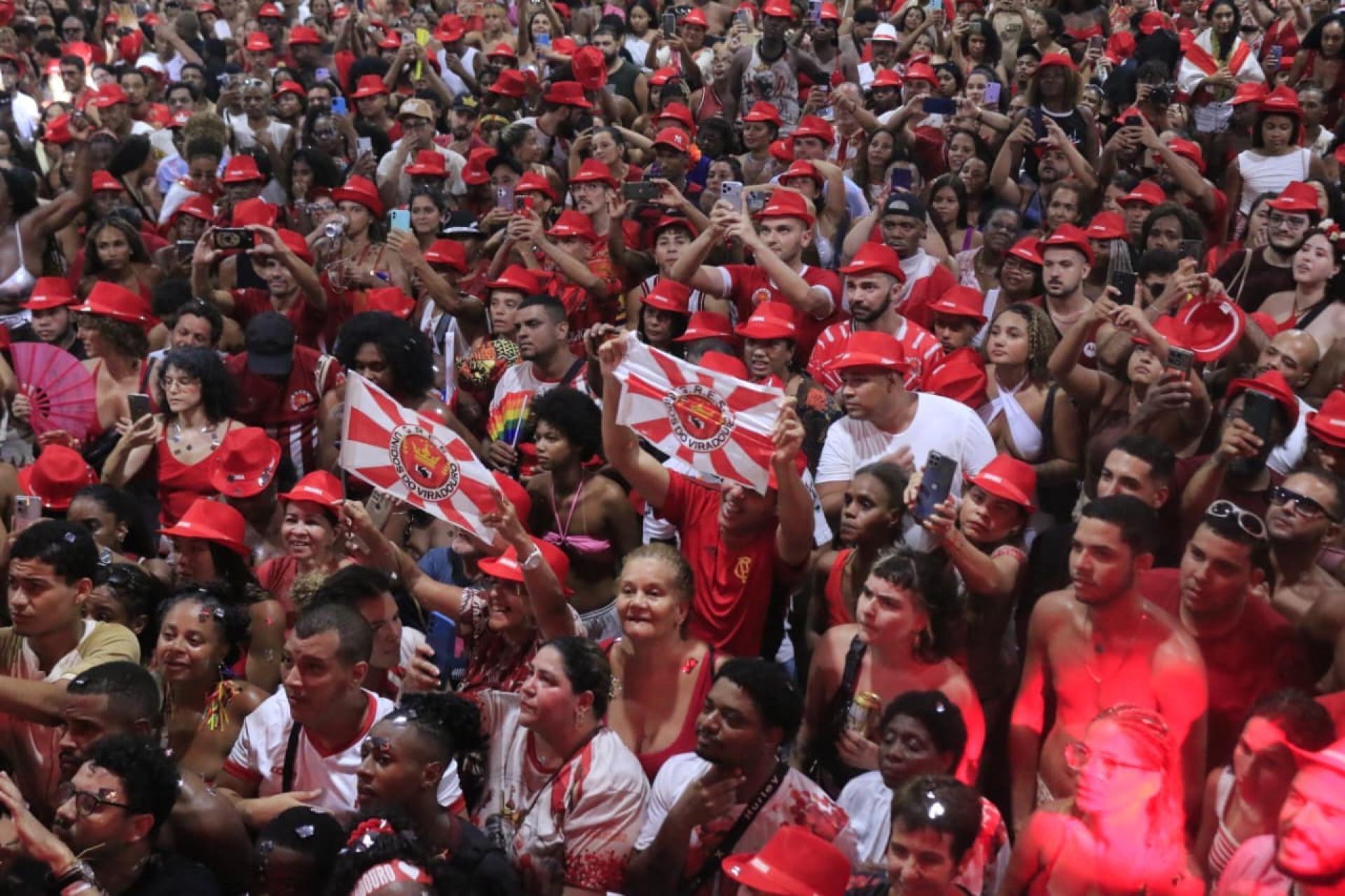Viradouro celebra título na quadra em Niterói com multidão de torcedores - Carlos Elias / Agência O Dia
