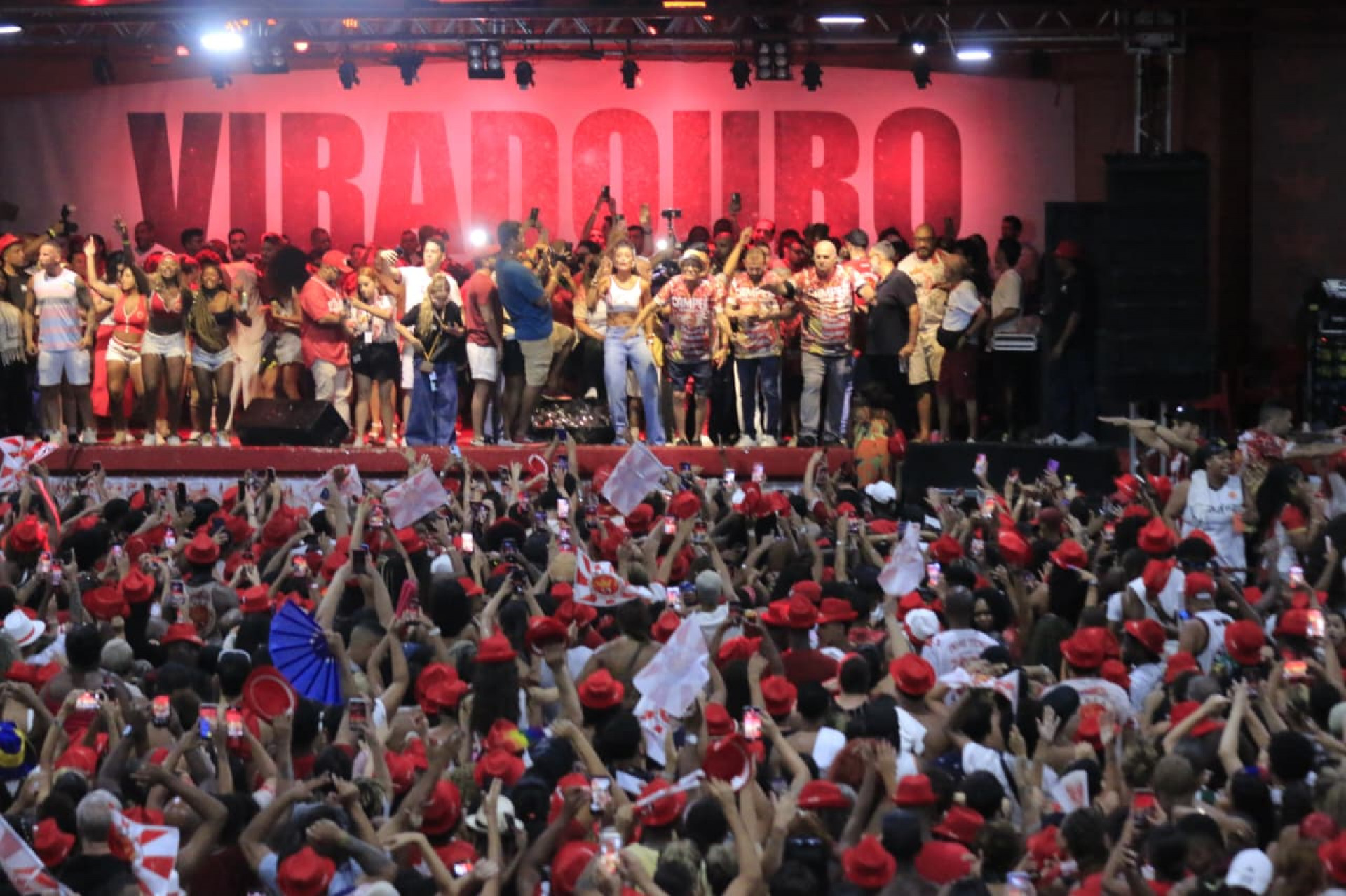 Viradouro celebra título na quadra em Niterói com multidão de torcedores - Carlos Elias / Agência O Dia
