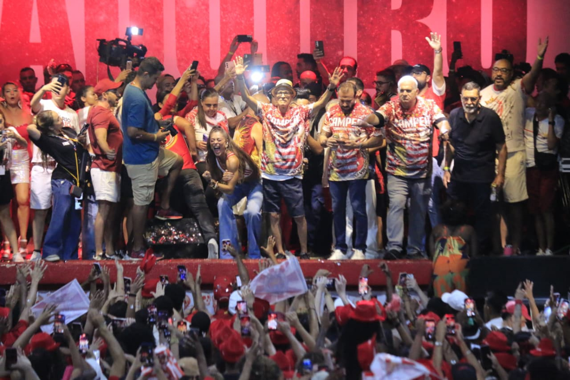 Viradouro celebra título na quadra em Niterói com multidão de torcedores - Carlos Elias / Agência O Dia