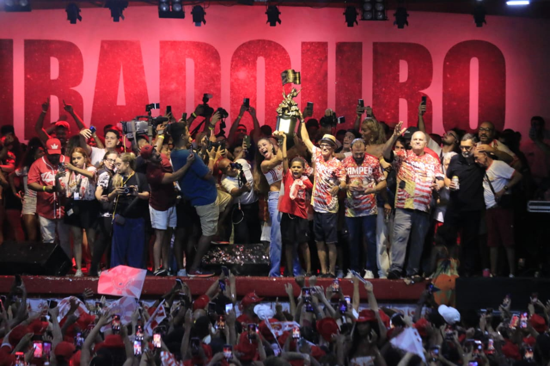 Viradouro celebra título na quadra em Niterói com multidão de torcedores - Carlos Elias / Agência O Dia