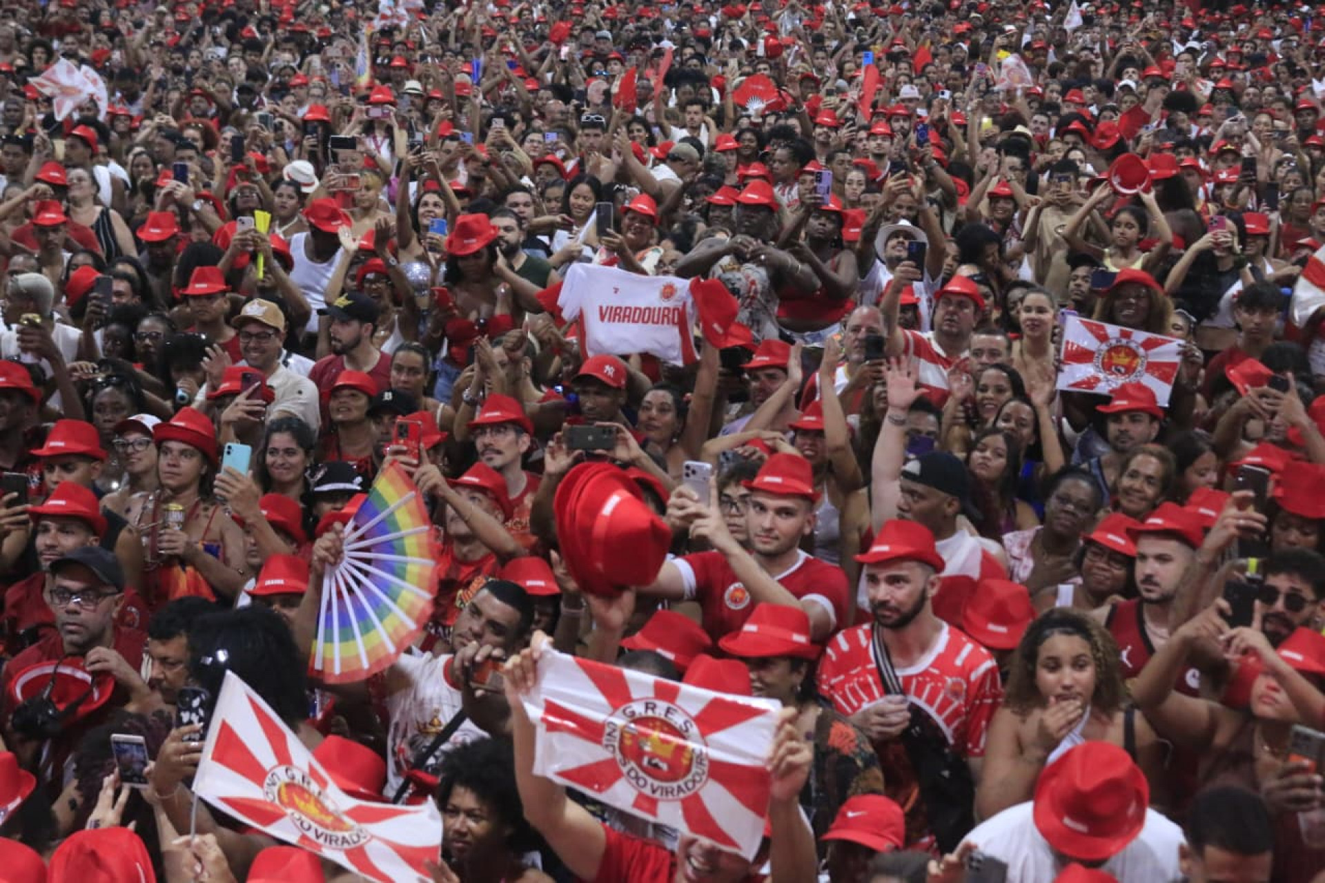 Viradouro celebra título na quadra em Niterói com multidão de torcedores - Carlos Elias / Agência O Dia