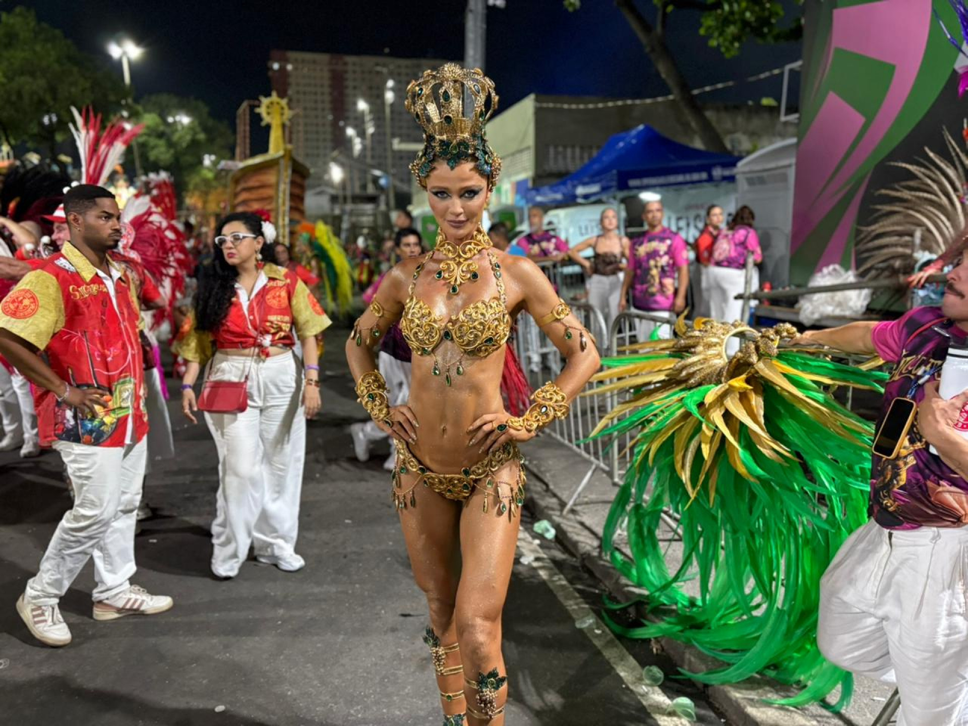 Cintia Dicker teve momentos amorosos com o marido Pedro Scooby antes do desfile do Salgueiro - Manuella Viegas / Agência O Dia