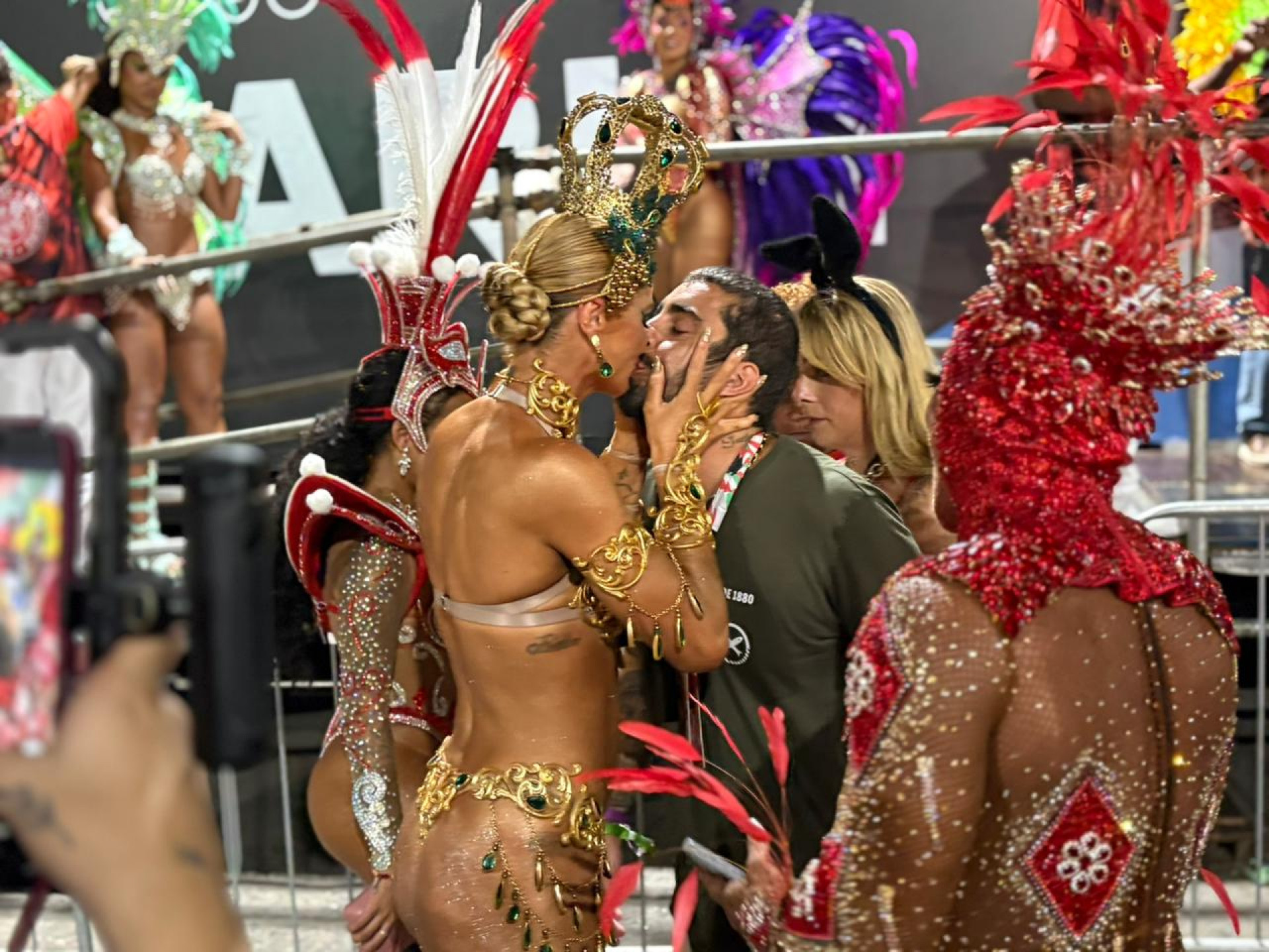 Cintia Dicker teve momentos amorosos com o marido Pedro Scooby antes do desfile do Salgueiro - Manuella Viegas / Agência O Dia