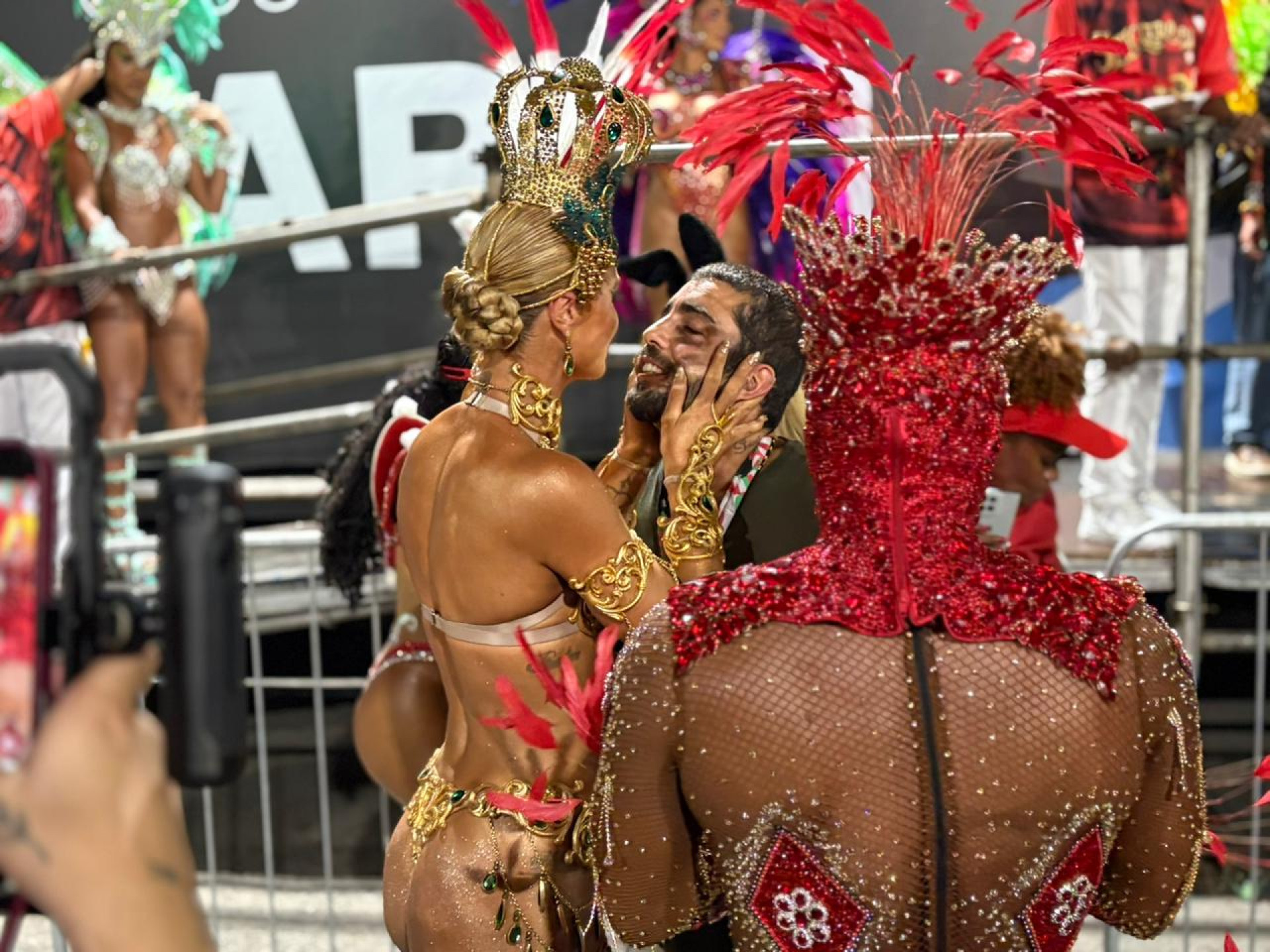 Cintia Dicker teve momentos amorosos com o marido Pedro Scooby antes do desfile do Salgueiro - Manuella Viegas / Agência O Dia
