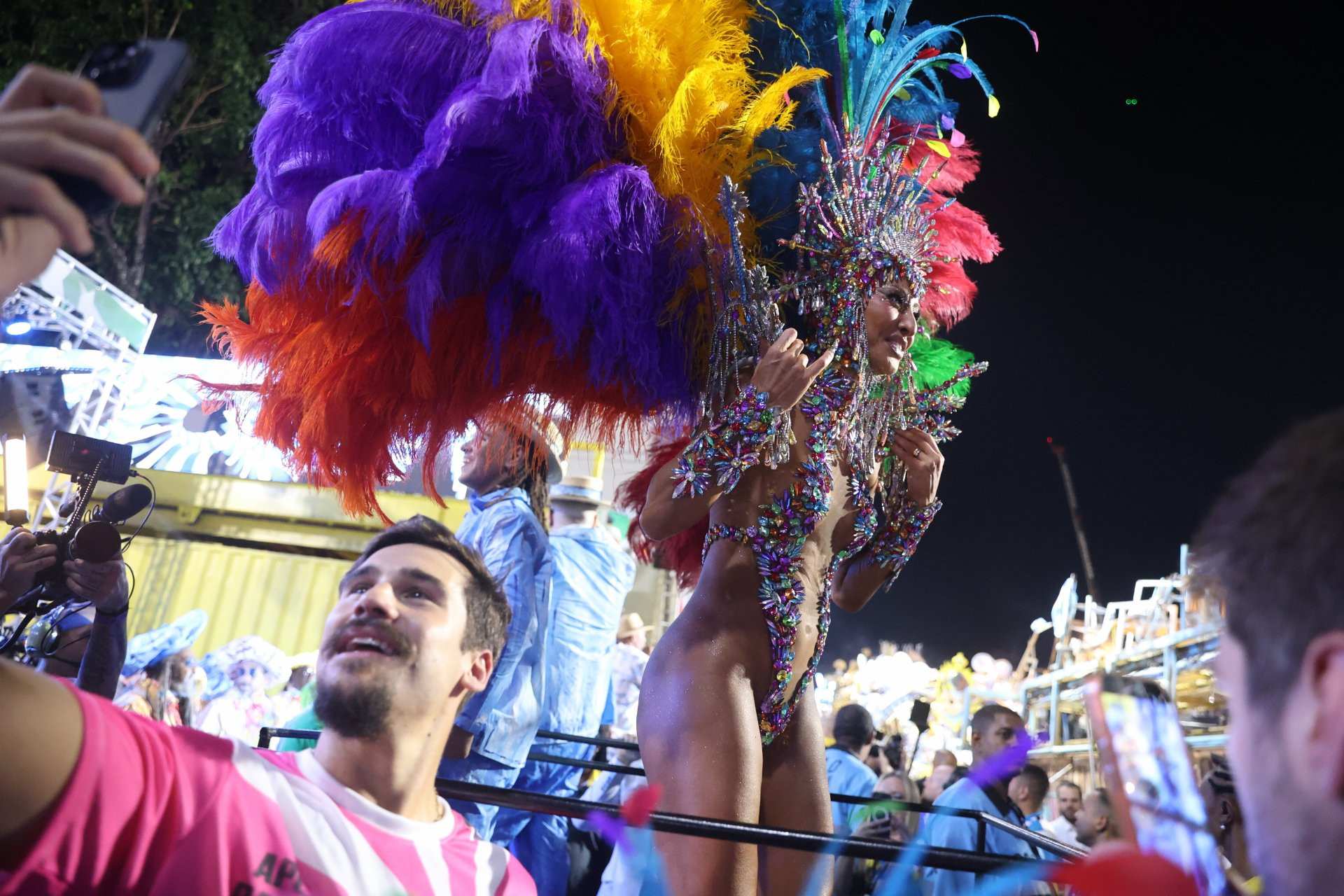 Rainha de bateria, Sabrina Sato é prestigiada pelo marido, Nicolas Prattes, em desfile - Daniel Pinheiro / Brazil News