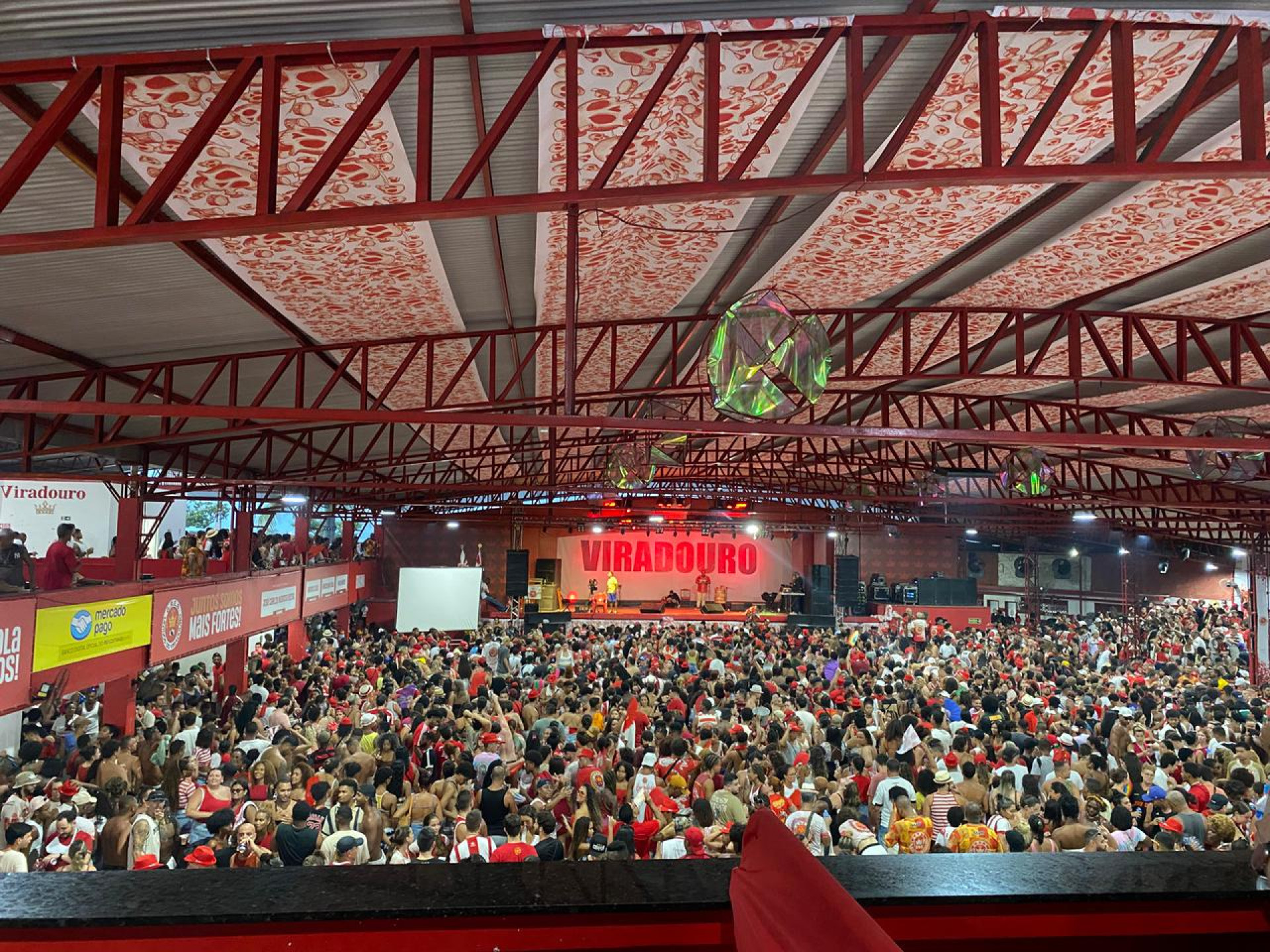 Milhares de torcedores lotam quadra da Viradouro em comemoração do título - Thalita Queiroz / Agência O Dia