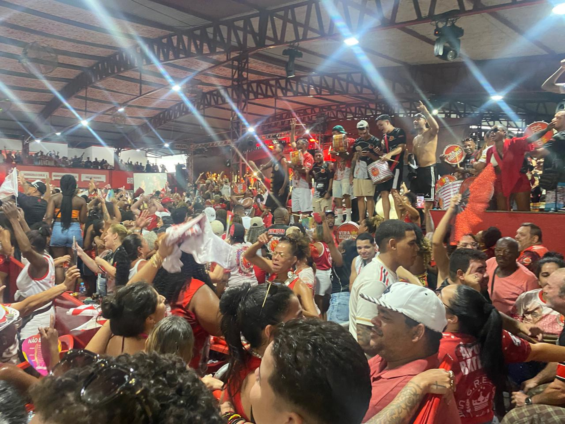 Milhares de torcedores lotam quadra da Viradouro em comemoração do título - Thalita Queiroz / Agência O Dia