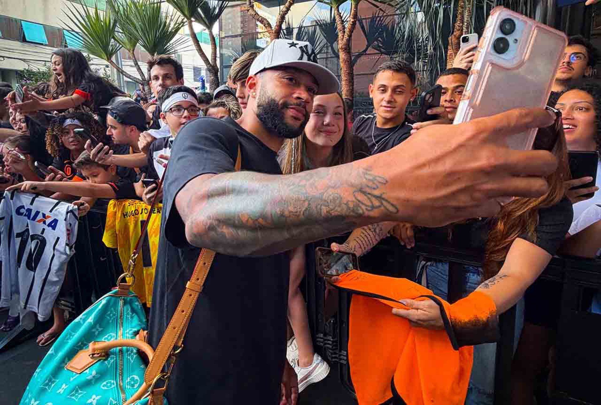 Memphis Depay revela desejo de renovar e detona pol&iacute;tica do Corinthians