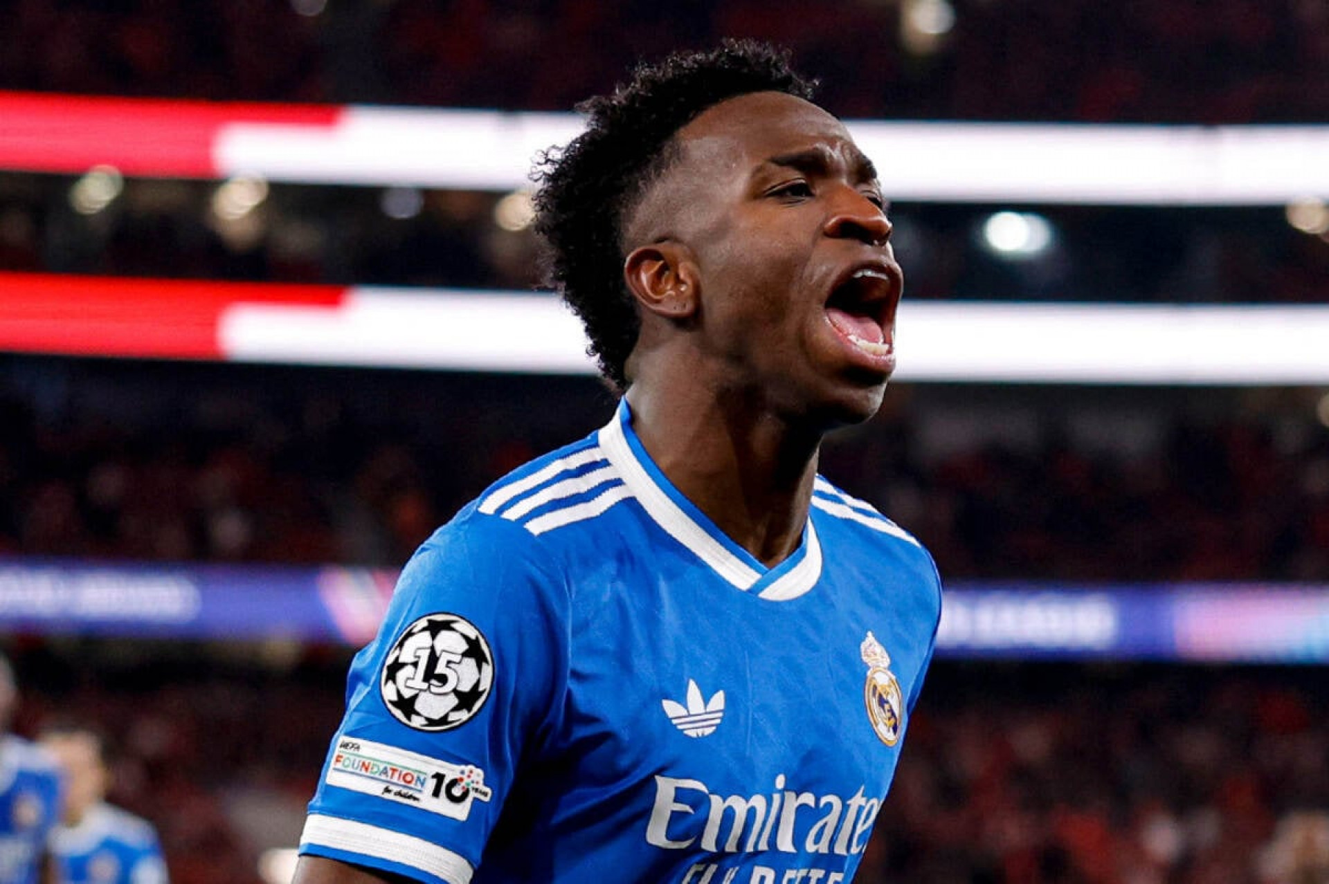 Fifa discute puni&ccedil;&atilde;o a jogadores que falem com a boca tapada