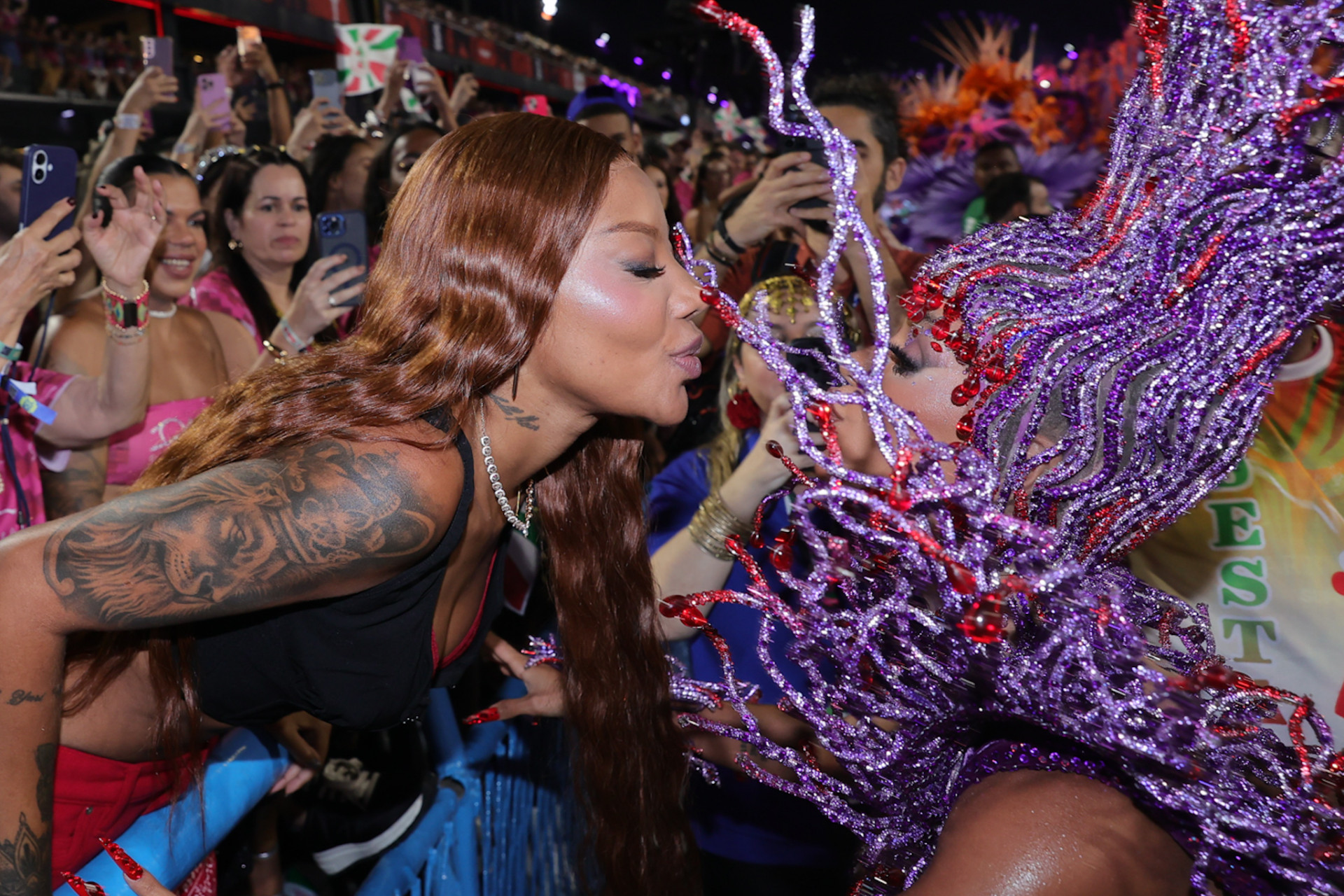 Brunna Gonçalves ganha beijo de Ludmilla durante desfile da Grande Rio - Victor Chapetta / Brazil News