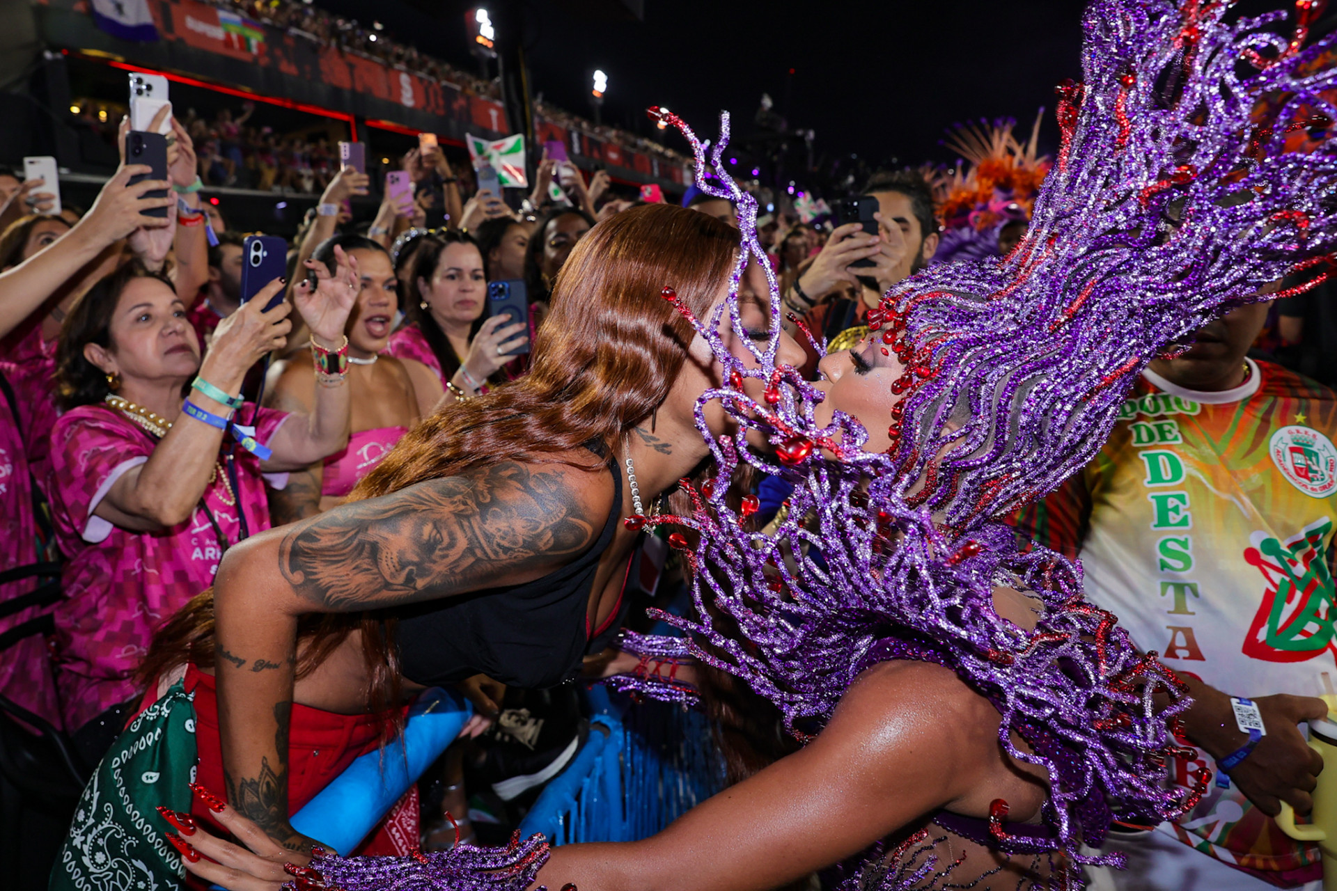 Brunna Gonçalves ganha beijo de Ludmilla durante desfile da Grande Rio - Victor Chapetta / Brazil News