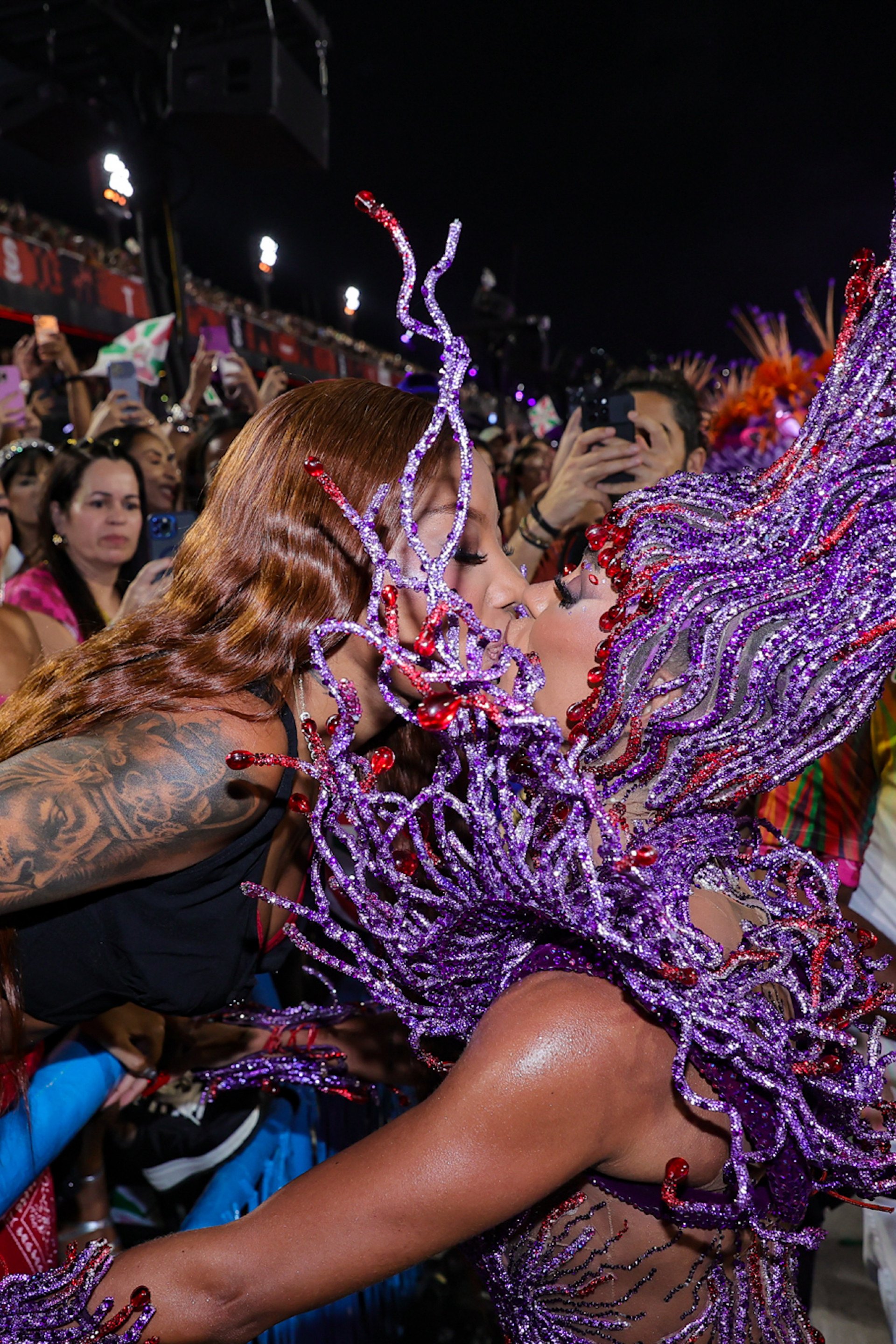 Brunna Gonçalves ganha beijo de Ludmilla durante desfile da Grande Rio - Victor Chapetta / Brazil News