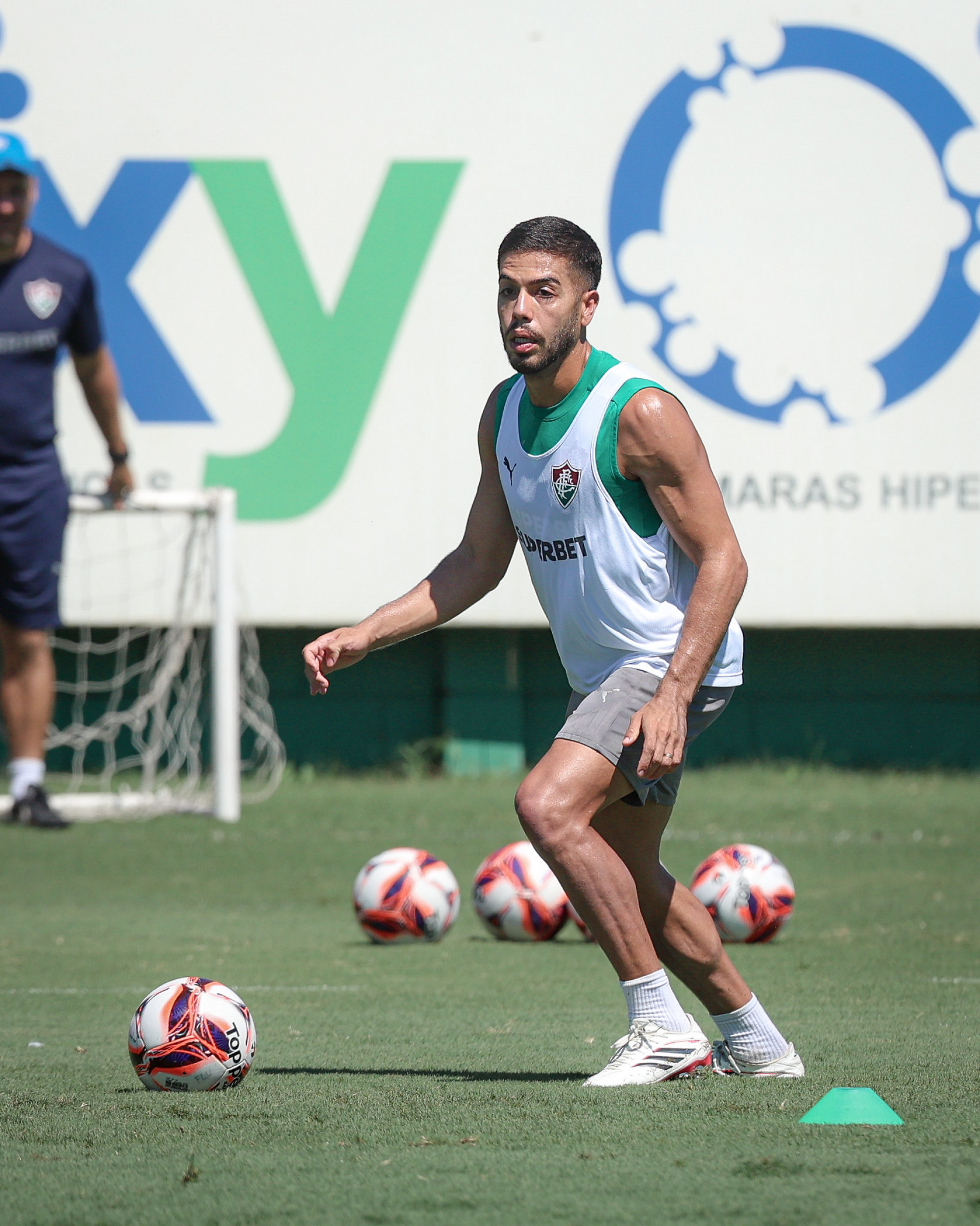 Nonato participa do treino com bola do Fluminense