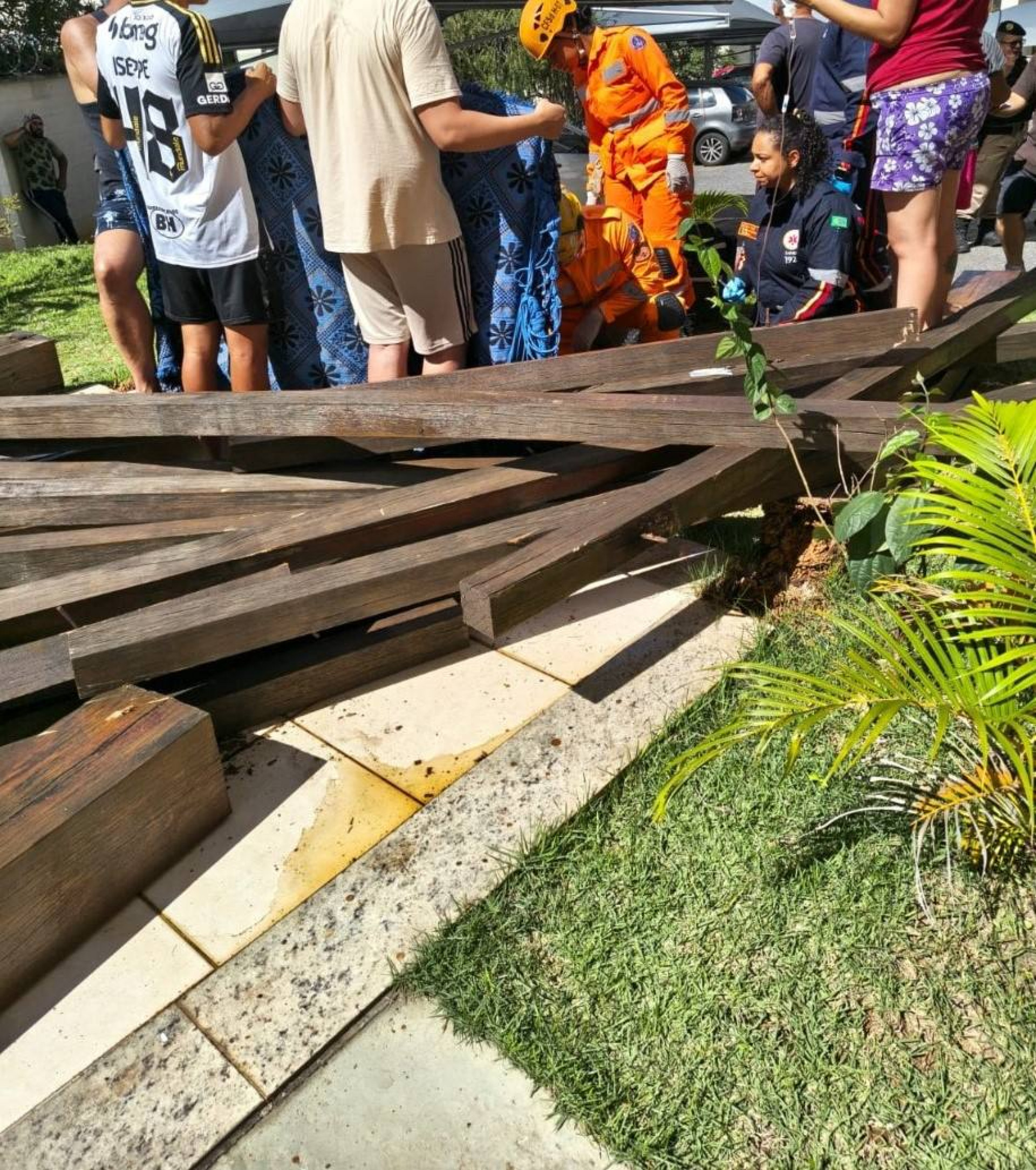 Estrutura de madeira atingiu as crianças  - Divulgação/ CBMMG